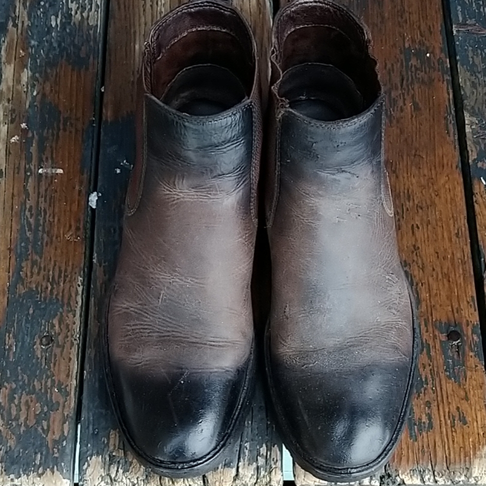 Backed toe, brown leather Chelsea boots